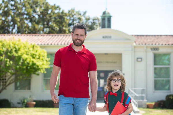 Pai Apoia Motiva Filho Miúdo Para Escola Primária — Fotografia de Stock