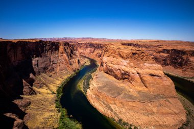 Glen Kanyonu 'ndaki Colorado Nehri' nde Horseshoe Bend. Panoramik At nalı Kıvrımı
