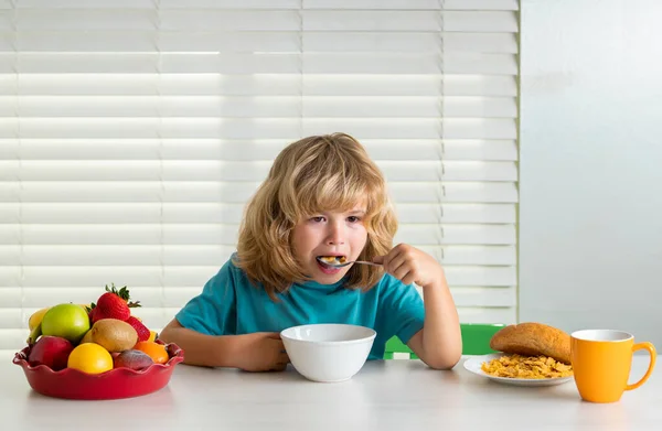 Kind Eet Biologisch Voedsel Gezonde Groenten Met Vitaminen Juiste Voeding — Stockfoto