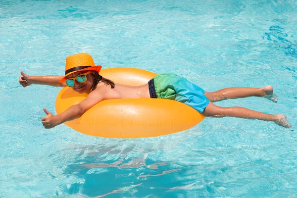 Crianças Verão Relaxar Criança Brincando Piscina Conceito Férias Verão Verão — Fotografia de Stock