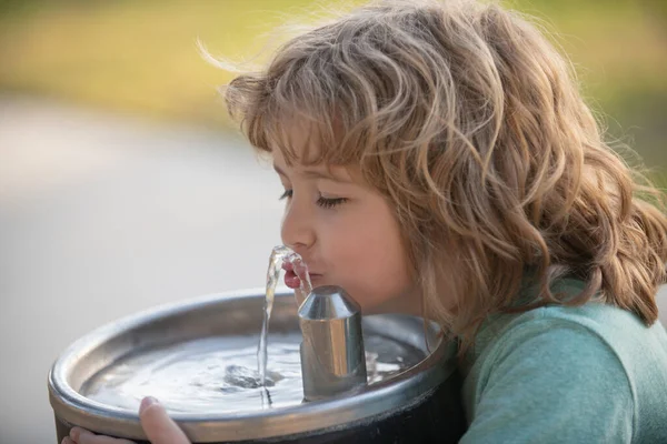 Child Drinking Water Outdoor Water Fountain Outdoor — 스톡 사진