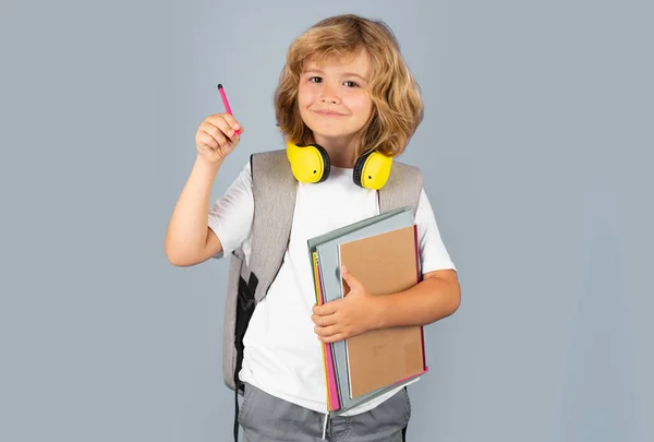 Piccolo Studente Della Scuola Tiene Libri Concetto Educazione Dei Bambini — Foto Stock