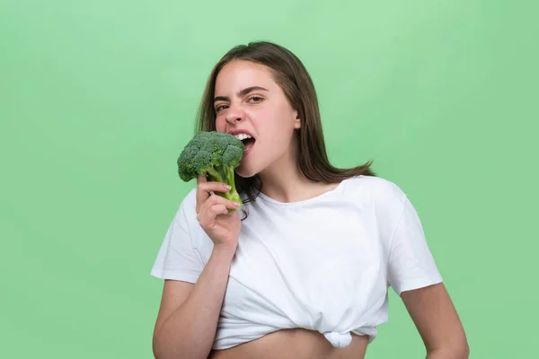 Portrait Happy Funny Young Beautiful Woman Eating Broccoli Healthy Food — ストック写真