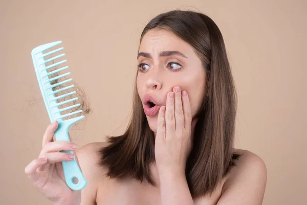 Stres Žena Velmi Rozrušená Kvůli Vypadávání Vlasů Ostříhání Narovnávání Vlasů — Stock fotografie