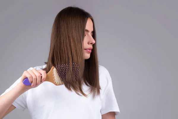 Young Beautiful Woman Combing Brown Hair Hair Care Beautiful Brunette — Stock Photo, Image