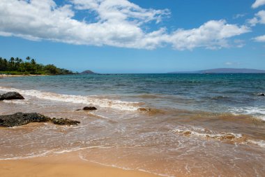 Sakin deniz sahili arka planı. Kumlu tropik yaz plajı. Okyanus suyu. Doğal deniz manzarası