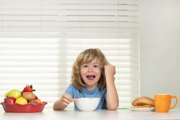 Ritratto Bambino Preadolescente Mangiare Cibo Fresco Sano Cucina Casa Ragazzo — Foto Stock