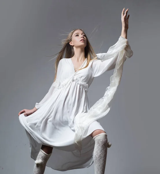 Movement Model White Dress Fashion Shot Vogue Model Posing Studio — Stockfoto