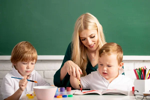 Portrait Schoolkids Teacher Talking School Lesson Happy Family Mother Two — Stok fotoğraf
