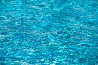 Soyut dalgalanma dalgası ve yüzme havuzunda berrak turkuaz su yüzeyi, arka plan ve soyut tasarım için mavi su dalgası