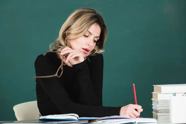 Pretty Young High School College Teacher Chalkboard Young Caucasian Female — Foto Stock