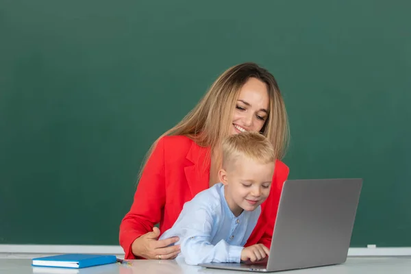 Mother Son Learning Online School Teacher Helping School Child Online — Stock fotografie