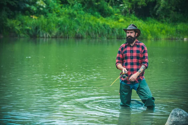 Joven Pescando Pescador Con Caña Carrete Giratorio Orilla Del Río —  Fotos de Stock