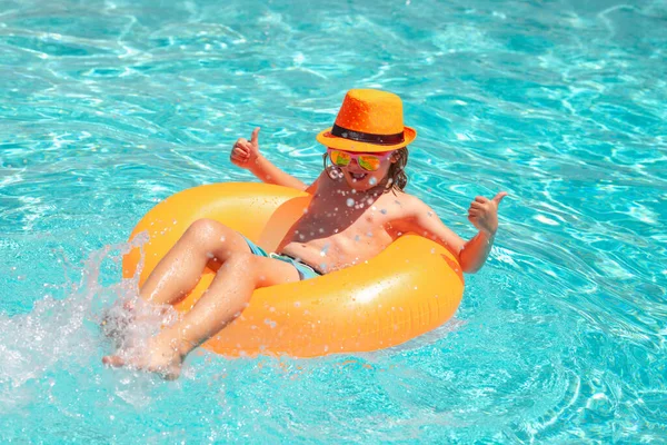 Vacanze Estive Sull Acqua Tropicale Del Mare Ragazzo Piscina Bambino — Foto Stock