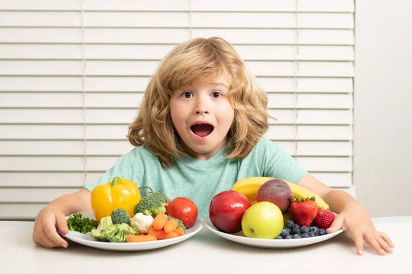 Portret Van Een Kind Eet Thuis Vers Gezond Voedsel Keuken — Stockfoto