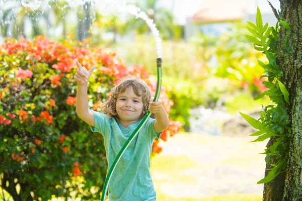 Ragazzo Che Diverte Nel Giardino Domestico Bambino Tenere Irrigazione Tubo — Foto Stock