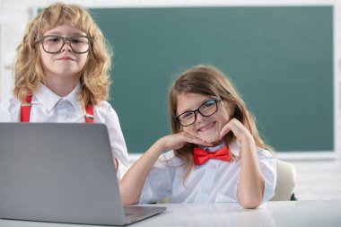 Okul arkadaşları birlikte öğreniyor. Okul üniformalı arkadaş canlısı sınıf arkadaşları dersteler. Okuldaki erkek ve kız çocuklar. Okul çocukları, arkadaşlık, okul arkadaşları. Sınıf arkadaşı çift, ilkokul öğrencisi.