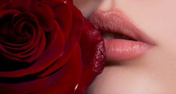 Vrouwelijke Mond Met Sexy Rode Lippen Geïsoleerd Close Sluit Vrouwelijke — Stockfoto