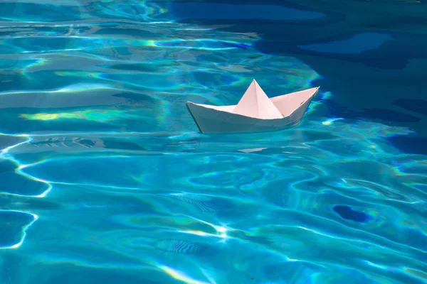 Paper Boat Sailing Blue Water Surface Paper Boat Sea Background — Foto de Stock