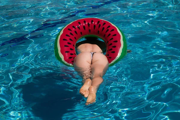 Summer Vacation Enjoying Suntan Woman Bikini Inflatable Mattress Swimming Pool — Foto de Stock