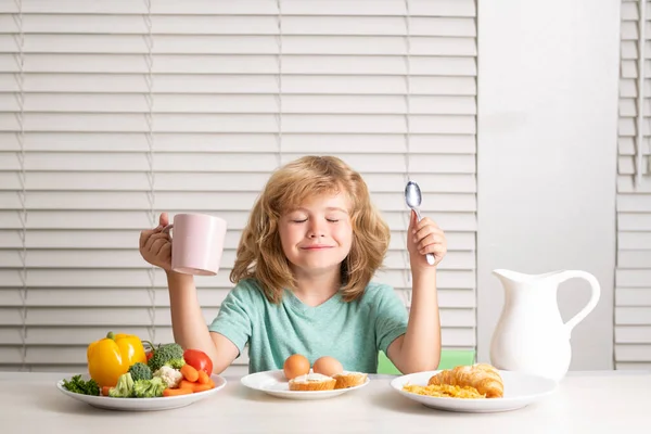 Chłopiec Jedzący Zdrowe Warzywa Śniadanie Mlekiem Owoców Warzyw Jedzenie Przez — Zdjęcie stockowe