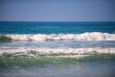 Tropikal bir denizde derin mavi dalgalı okyanus dalgaları manzarası. Sakin deniz suyu, okyanus arka planı. Panoramik manzara