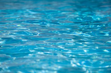 Soyut dalgalanma dalgası ve yüzme havuzunda berrak turkuaz su yüzeyi, arka plan ve soyut tasarım için mavi su dalgası