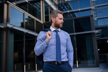 Lüks bir açık uzay iş merkezinde yönetici. Dışarıda başarılı bir iş adamı.