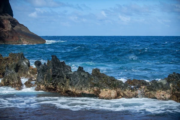 Splashing Waves Rock Sea Wave Hit Stone Ocean Water Background — Stock Photo, Image