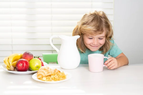 Niño Comiendo Alimentos Orgánicos Saludables Verduras Saludables Con Vitaminas Concepto — Foto de Stock