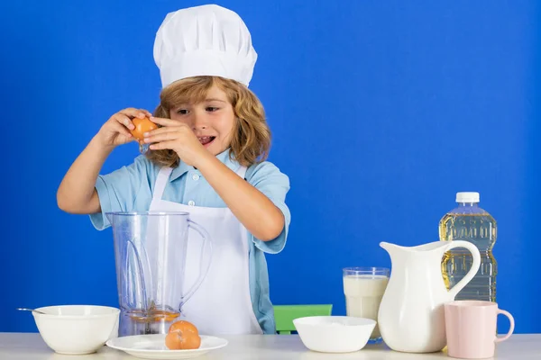 Barnet Bär Spis Uniform Och Kock Hatt Förbereda Grönsaker Kök — Stockfoto