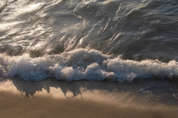 Γαλάζια Ήρεμη Θάλασσα Στην Τροπική Παραλία Γαλήνια Κύματα Του Ωκεανού — Φωτογραφία Αρχείου