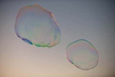 Büyük sabun köpüğü. Mavi gökyüzünde renkli sabun köpüğü