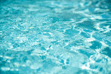 Soyut dalgalanma dalgası ve yüzme havuzunda berrak turkuaz su yüzeyi, arka plan ve soyut tasarım için mavi su dalgası