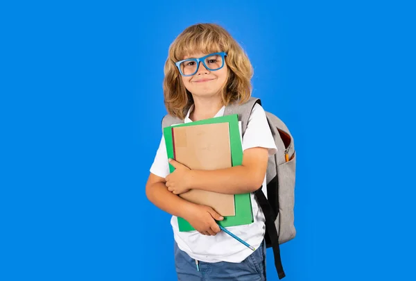 Retrato Aluno Livro Hold Aluno Sobre Fundo Estúdio Isolado Azul — Fotografia de Stock