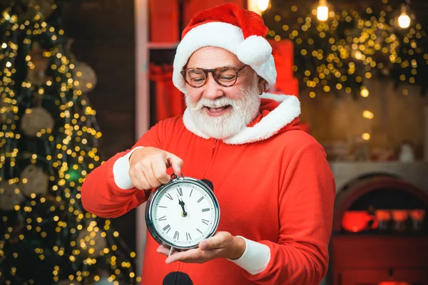 Άγιος Βασίλης Ξυπνητήρι Άγιος Βασίλης Κοιτάζει Ρολόι Του — Φωτογραφία Αρχείου