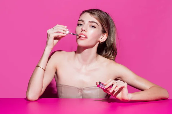 Sexy Model Applies Pink Lipstick Lips Beautiful Woman Beauty Makeup — 图库照片