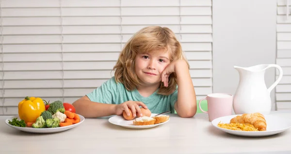 Schoolkid Eating Breakfast School Portrait Child Sit Desk Home Kitchen — Stock Photo, Image