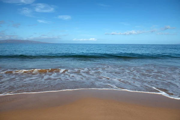 Plaj geçmişi. Kumlu sahilde sakin, güzel bir okyanus dalgası. Tropikal deniz manzarası
