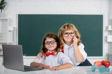 Okula dönelim. Küçük okul öğrencileri, oğlanlar ve kızlar okulu. Çocukların arkadaşlığı. Okul arkadaşları çocuklar.