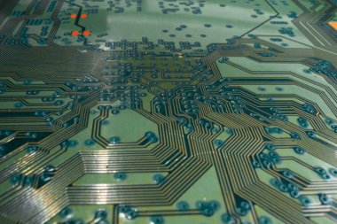 Devre kartı. Yolları ve diğer bileşenleri olan teknolojik elektronik plaka, seçici odaklanma. Teknoloji geçmişi, elektronik dokusu