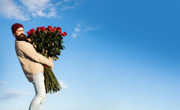 男人带着一束玫瑰花 快乐的男人捧着一束红玫瑰 向男朋友求婚 浪漫的家伙庆祝情人节 — 图库照片