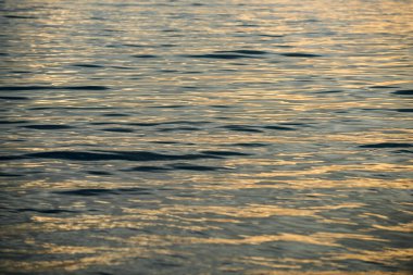 Okyanus suyu arka planı. Tropik sahilde mavi sakin deniz. Sakin okyanus dalgaları