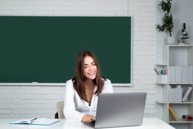 Üniversitede ya da okulda mutlu bir kız öğrencinin portresi.