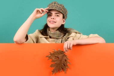 Sonbahar yapraklı kadın, izole arkaplanda kopya alanı ile