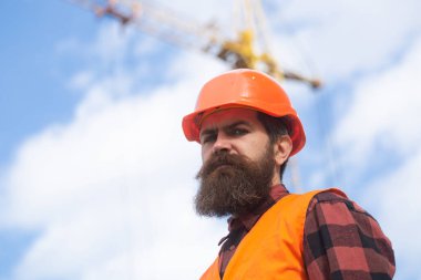 İnşaat işçisi inşaat alanında.