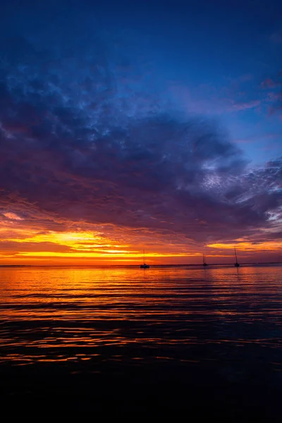 Amanecer Mar Velero Mar Luz Del Sol Noche Sobre Fondo — Foto de Stock