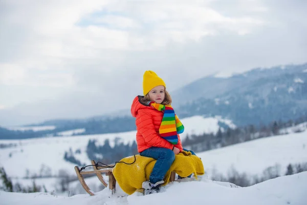Çocuklar Için Aktif Kış Oyunları Mutlu Noel Tatili Konsepti Çocuk — Stok fotoğraf