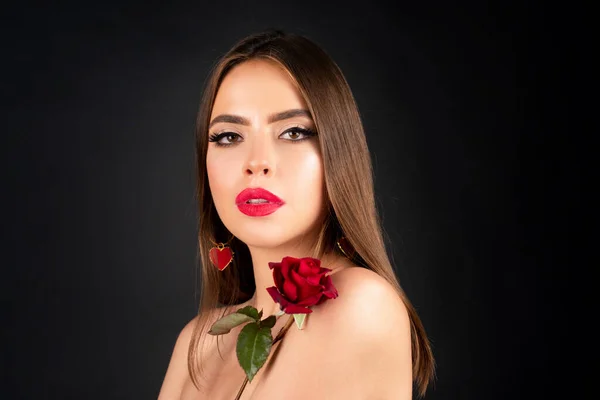 Портрет Красавицы Красивая Женщина Макияжем Розовые Цветы Черном Изолированном Фоне — стоковое фото
