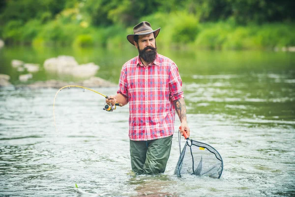 釣竿付き川や湖の漁師の男 — ストック写真
